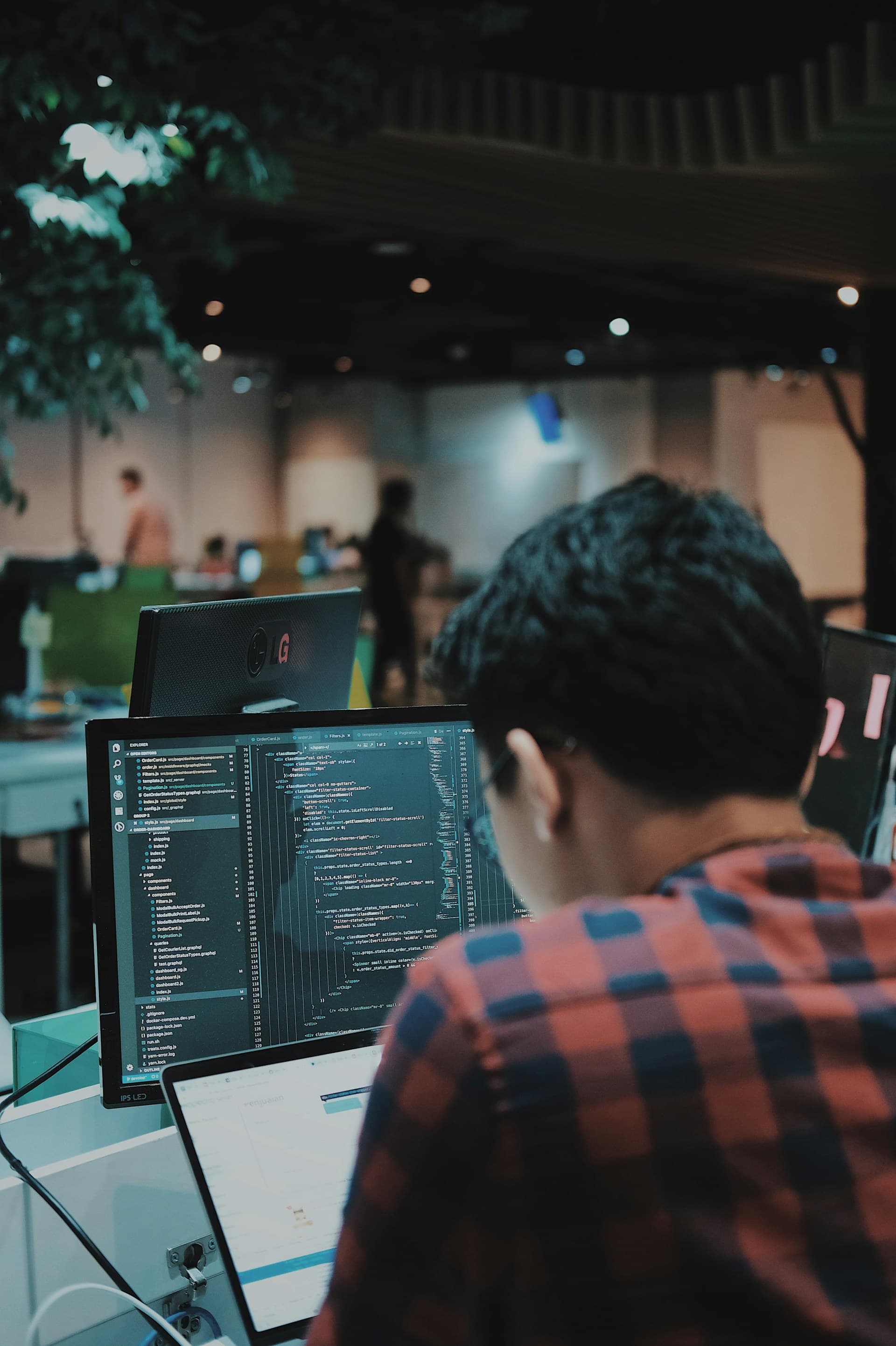 Espacio de trabajo tecnológico con un computador portátil